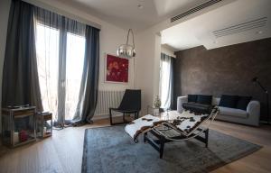 特拉帕尼Le Cupole Suites & Apartments的客厅配有沙发和桌子