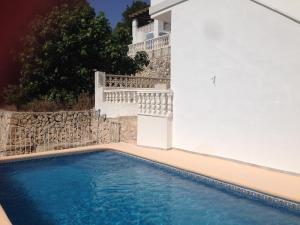 莫莱拉Casa Ceilo的白色房子前的游泳池
