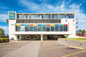 温特黑文Quality Inn & Suites Conference Center的一座建筑的侧面有颜色的方形