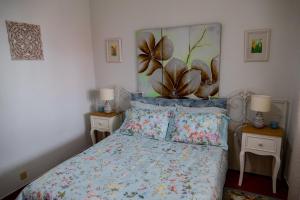 英雄港Quintal d'Angra的卧室配有一张挂在墙上的植物床