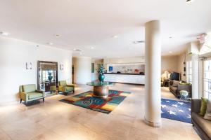 温特黑文Quality Inn & Suites Conference Center的客厅配有沙发和桌子