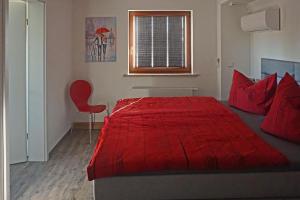 德累斯顿FeWo „Zum Napoleonstein“的一间卧室配有红色的床和红色椅子