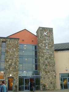 基尔特马Kiltimagh Park Hotel的建筑的侧面有标志