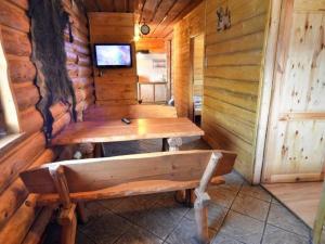 科尔别卢夫Domek Na Stoku的小屋内的房间设有2张长椅和一台电视