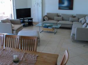 马鲁焦Villa La Barca的客厅配有沙发和桌子