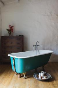 GratteriWUNDERGARTEN Dimora dei Frati的客房内的绿色和白色浴缸