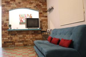 韦拉克鲁斯Casa en el centro de veracruz的客厅配有蓝色的沙发和电视