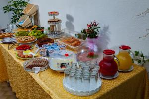 伊斯基亚迈特丽思酒店的一张带自助食物和饮料的桌子