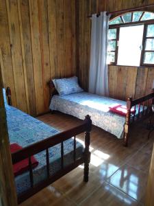 莫雷蒂斯Pousada Serra Verde Ecolodges的客房设有两张双层床和一扇窗户。