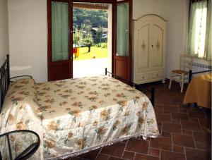 皮尼奥内拉维亚德尔塞勒农家乐的一间卧室配有一张床、一张桌子和一个窗户。