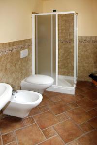 皮尼奥内拉维亚德尔塞勒农家乐的一间带两个卫生间和淋浴的浴室
