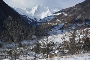 埃特鲁布莱斯Rue de Vachery 46的雪覆盖的山谷,以群山为背景