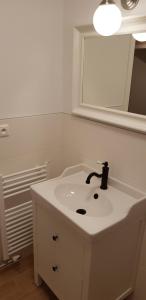特伦钦Panorama Apartmens Trenčín的白色的浴室设有水槽和镜子