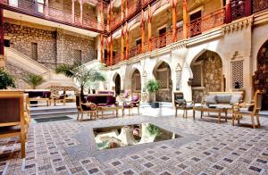 巴库Shah Palace Luxury Museum Hotel的大厅,大楼中央有一个喷泉