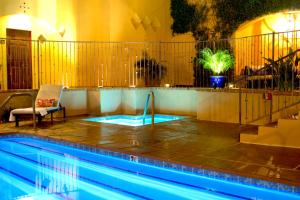 棕榈泉安德烈亚斯酒店及水疗中心的游泳池旁设有椅子