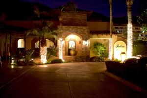 棕榈泉安德烈亚斯酒店及水疗中心的一座晚上有圣诞灯的建筑
