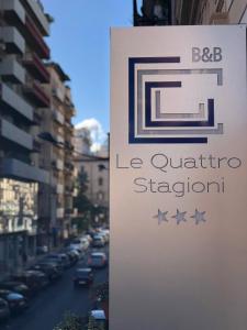 巴勒莫Le Quattro Stagioni - Rooms & Suite的街道上一个车站的标志