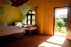 BhurkīāNature Safari Resort的一间卧室设有两张床和大窗户