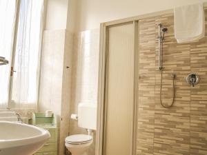 拉帕洛波托菲诺酒店的带淋浴、卫生间和盥洗盆的浴室
