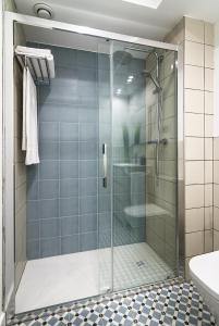 仕格莱Aldeas de Ezcaray的浴室里设有玻璃门淋浴