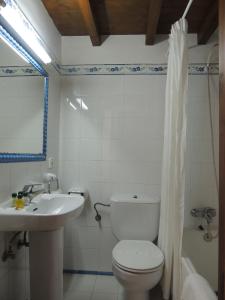 埃斯皮纳马波萨达马克西莫宾馆的白色的浴室设有卫生间和水槽。