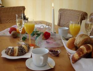 梅灵Gästehaus Alt Mehring的一张桌子,上面放着面包和橙汁