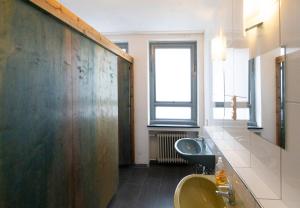 亚琛Hostel Aachen的一间带两个盥洗盆和窗户的浴室