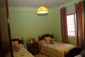 托雷德尔马尔Ana´s的儿童卧室配有两张床和镜子