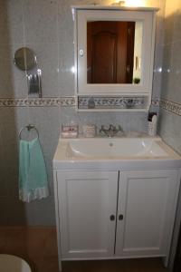 托雷德尔马尔Ana´s的浴室设有白色水槽和镜子