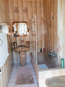 Leonforte24 Cannoli的带浴缸、水槽和淋浴的浴室
