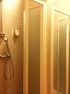 波尔托罗波尔托罗欧罗巴旅舍的浴室里设有玻璃门淋浴