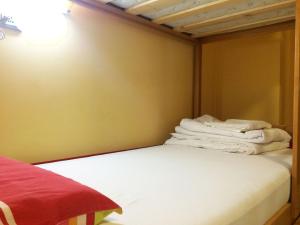 波尔托罗波尔托罗欧罗巴旅舍的一间设有白色毛巾的床的房间