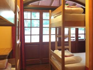 波尔托罗欧罗巴旅舍客房内的一张或多张双层床
