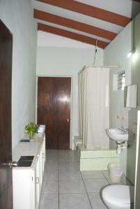 格罗斯岛特别地方旅馆的一间带水槽、卫生间和淋浴的浴室