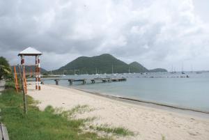格罗斯岛特别地方旅馆的海边的海滩,设有凉亭