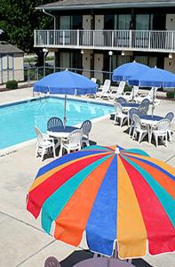 米尔斯伯勒大西洋酒店的游泳池前的一把五彩缤纷的雨伞