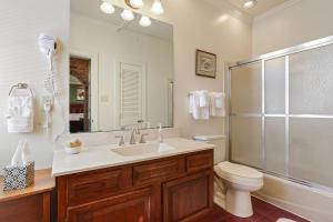 新奥尔良格勒诺布酒店的一间带水槽、卫生间和淋浴的浴室