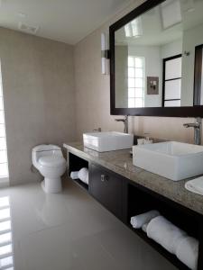 Hotel Laguna Arenal的一间浴室