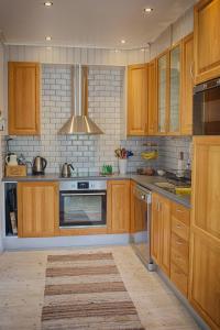 尼布鲁Solbacka的厨房配有木制橱柜和炉灶烤箱。