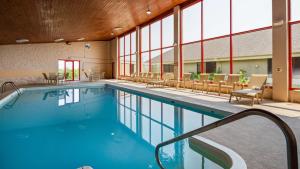 约克贝斯特韦斯特约克酒店和会议中心的一座带椅子和桌子的酒店游泳池