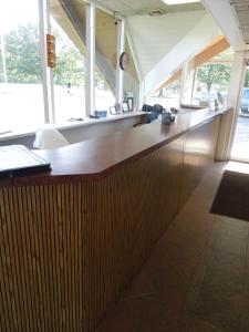 内普顿市水晶酒店 -海王星的大楼内带有长木台面的办公室