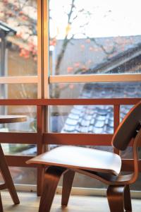 金泽TAMACO in Kanazawa的窗前的桌子和椅子