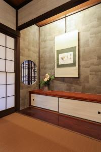金泽TAMACO in Kanazawa的客厅配有桌子和墙壁
