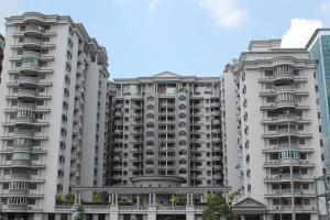 吉隆坡The FORUM condominium, Jalan Inai, Off Jalan Tun Razak的带阳台的大型白色公寓大楼