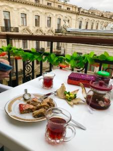 巴库Fountain Square-Balconies in Old Town的一张白色桌子,上面有盘子的食物