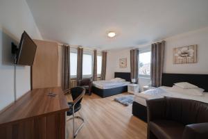 汉诺威多瑙河旅馆的酒店客房配有两张床和一张书桌