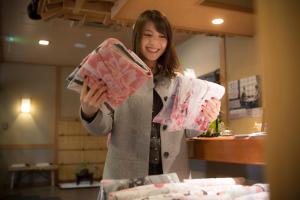 京丹后市尤凯特酒店的商店里拿着包裹纸的女人