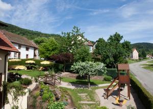 Natzwiller奥贝尔杰梅茨格餐厅酒店的享有花园的景色。