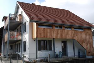 温特图尔Niederfeld83的白色房子,有棕色的屋顶