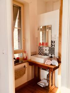 诺让莱罗特鲁Chambres d'hôtes Le 42的一间带水槽和镜子的浴室